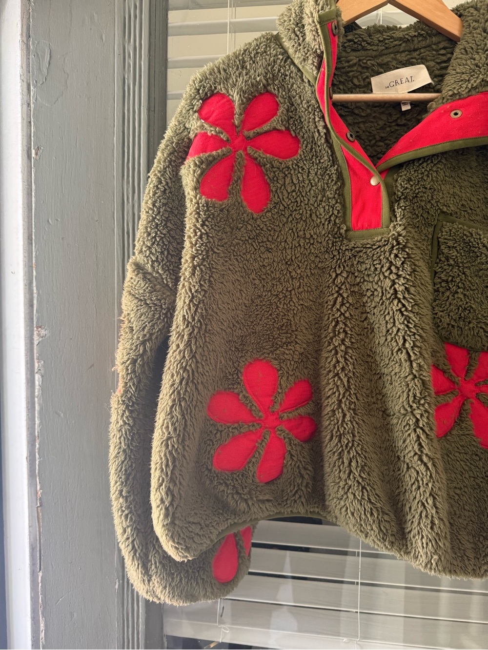 The Great Patch Pocket Countryside Pullover with Daisy Appliqué - Picture 3 of 6